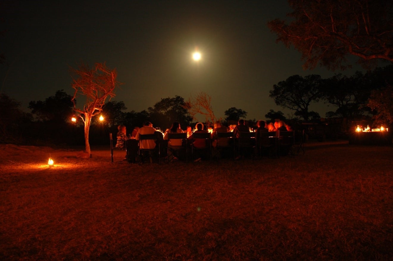Between the warm campfire, divine wine and delicious dishes, evenings on your #safari isn’t just to enjoy dinner, it’s a delightful experience in itself! #bushcuisine